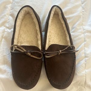 Men’s size 9/10 Gap slippers.